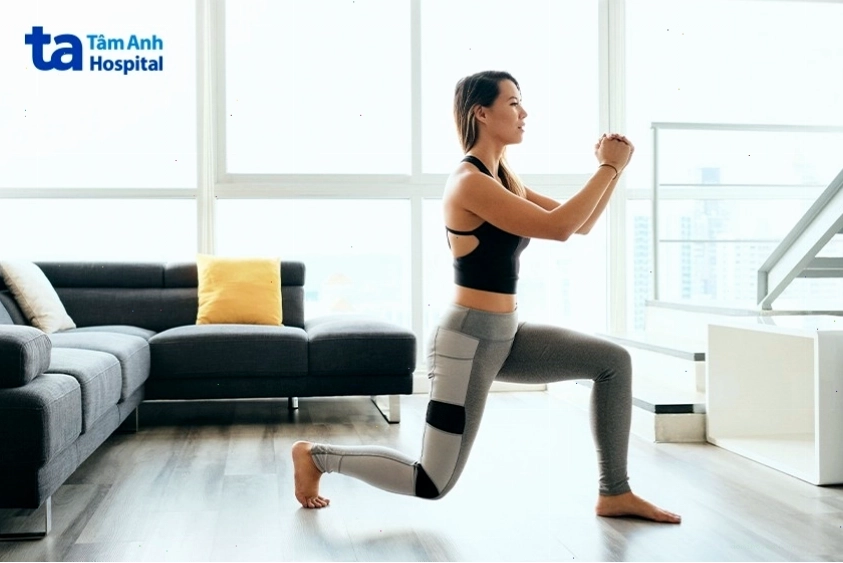 Lunge tác động mông đùi bụng