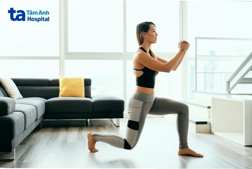 Lunge tác động mông đùi bụng