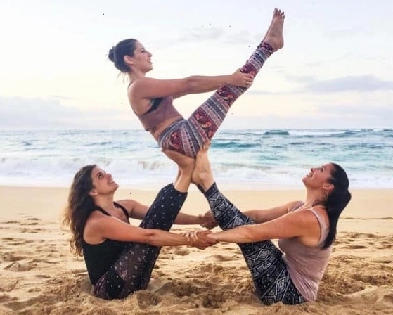 Lưu Ngay Những Tư Thế Sống Ảo Đẹp Cùng Yoga Với Hội Bạn Thân