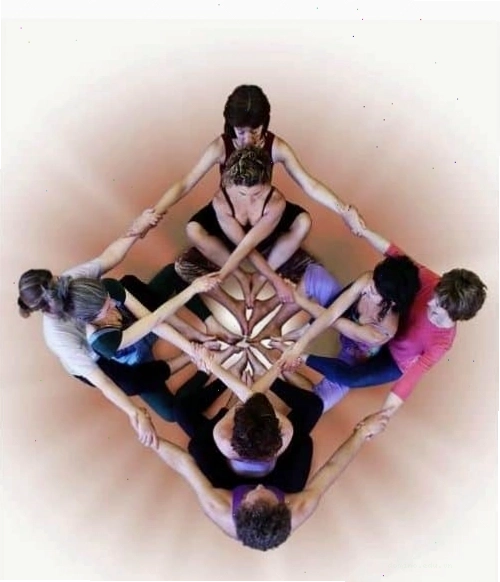 Lưu Ngay Những Tư Thế Sống Ảo Đẹp Cùng Yoga Với Hội Bạn Thân
