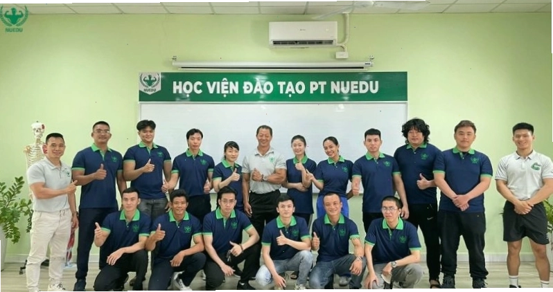 Lý Đức trong lễ tốt nghiệp của học viên tại trung tâm đào tạo PT Gym