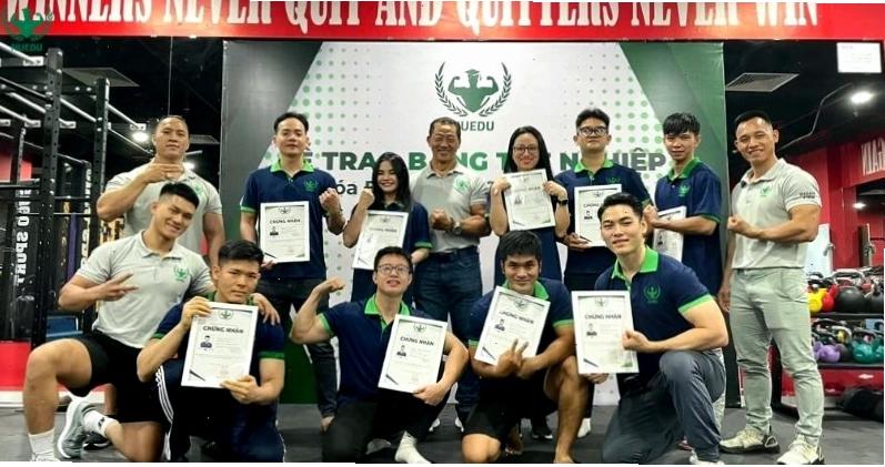 Lý Đức và các học viên tại buổi thực hành PT Gym