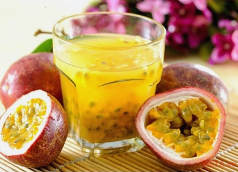 Ly nước chanh pha loãng với đá và lá bạc hà