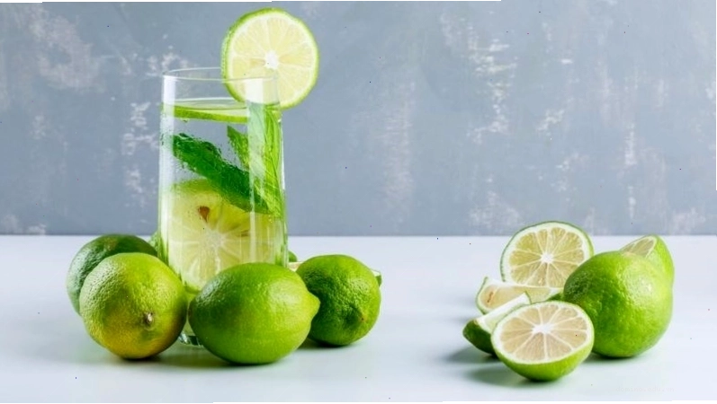 Ly nước chanh tươi với đá và vài lát chanh