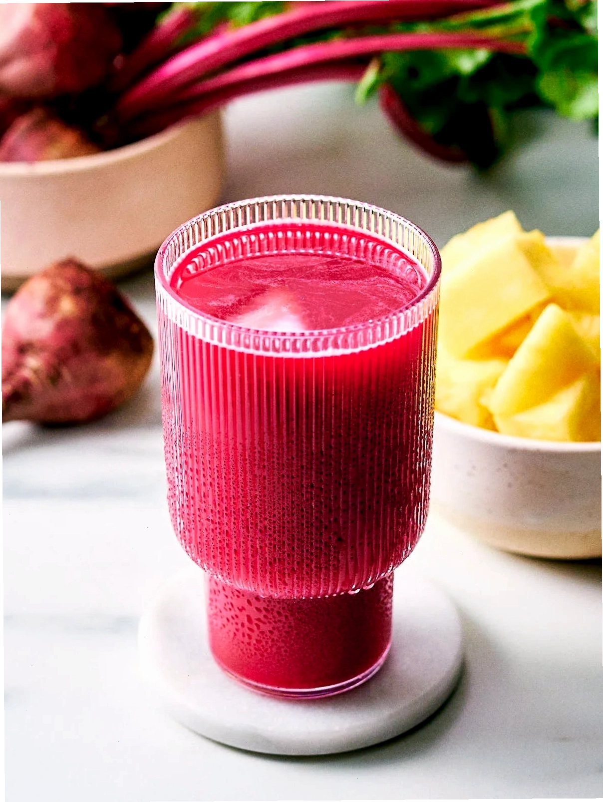Ly nước detox củ dền bạc hà với đá và lát chanh
