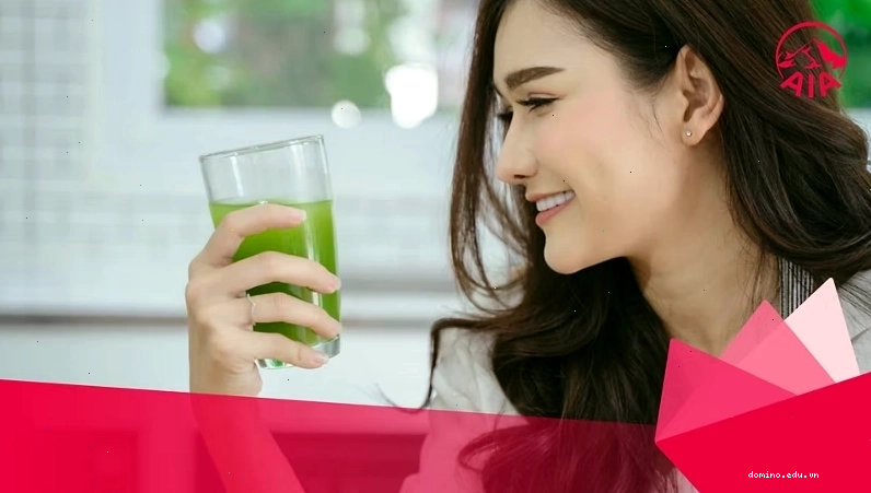 Ly nước ép xanh mát với rau củ và trái cây