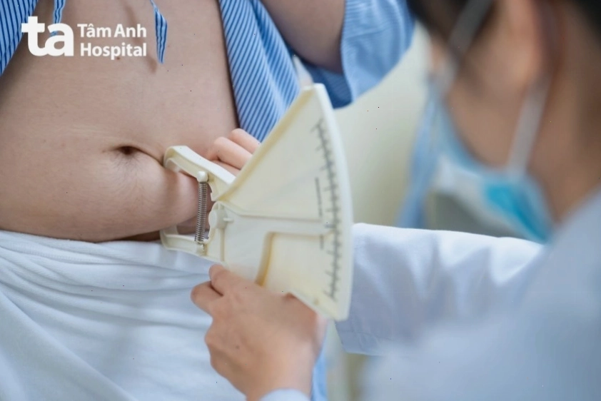 Ly nước lọc mát lạnh với đá và chanh
