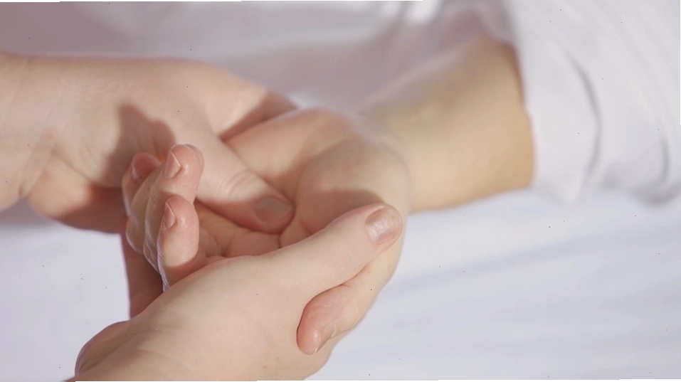 Massage đều đặn hàng ngày giúp ngón tay thon gọn tự nhiên