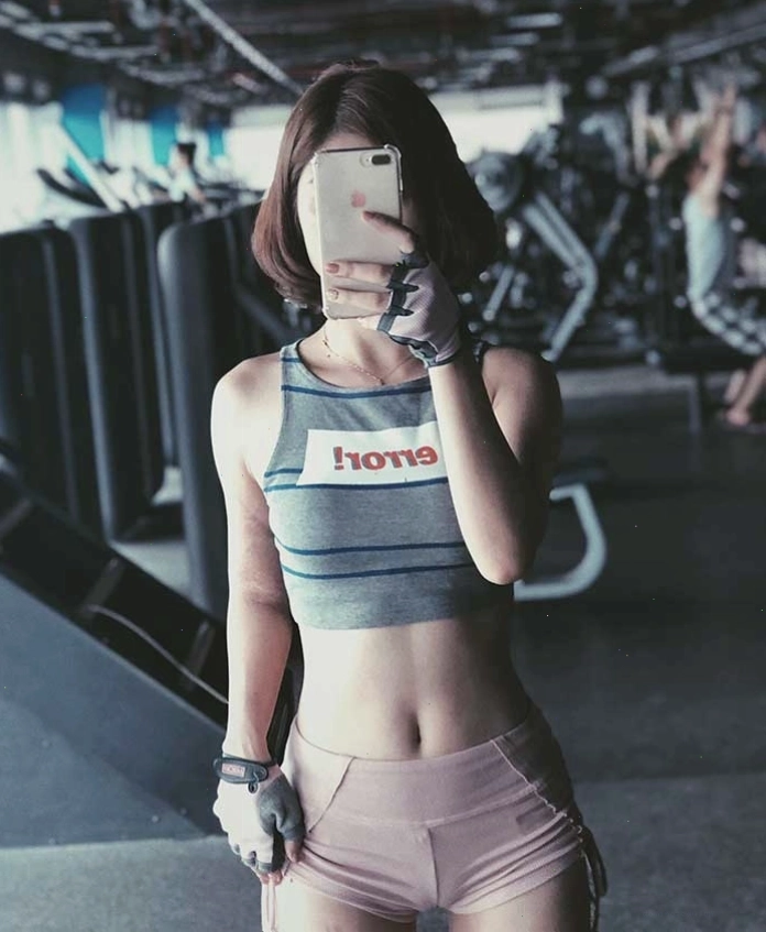 Mẫu áo croptop khoe vòng eo thon