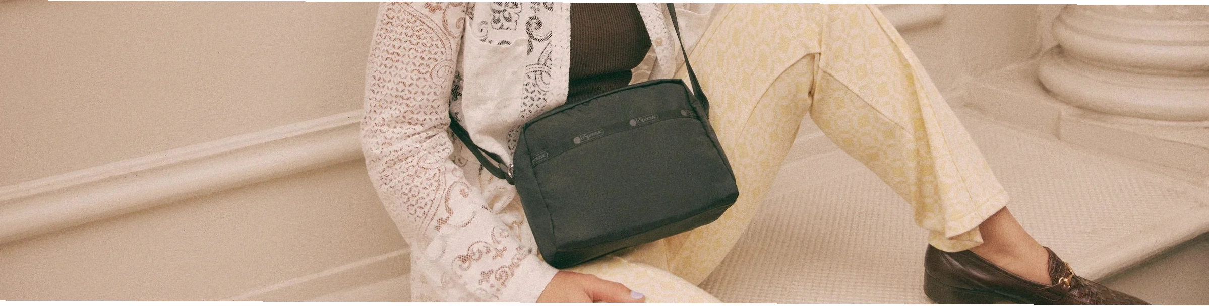 Mẫu mini crossbody bag màu đen thanh lịch, phù hợp với nhiều phong cách