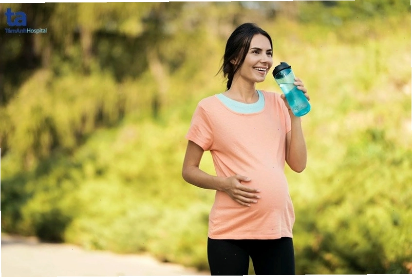 Mẹ bầu đi bộ trong công viên