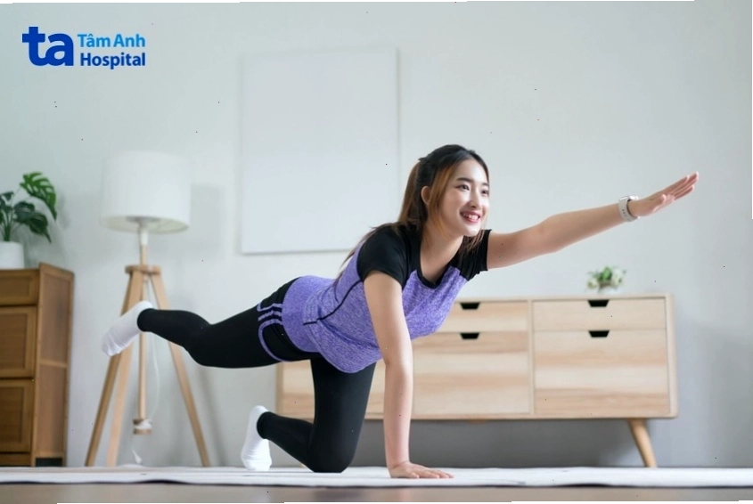 Mẹ thực hiện bài tập bird dog giảm mỡ bụng sau sinh