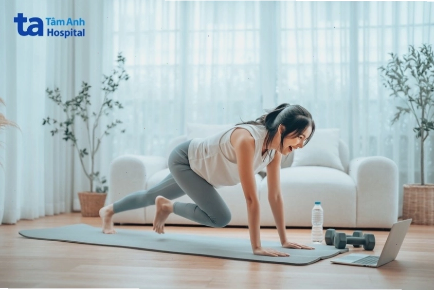 Mẹ thực hiện bài tập leo núi giảm mỡ bụng sau sinh