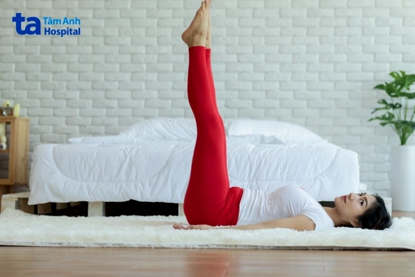 Mẹ thực hiện bài tập nâng chân giảm mỡ bụng sau sinh