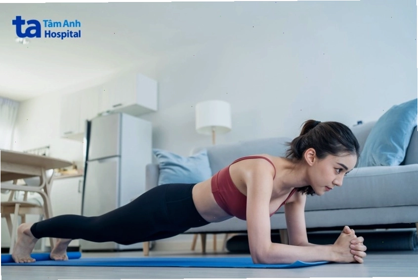 Mẹ thực hiện bài tập plank giảm mỡ bụng sau sinh