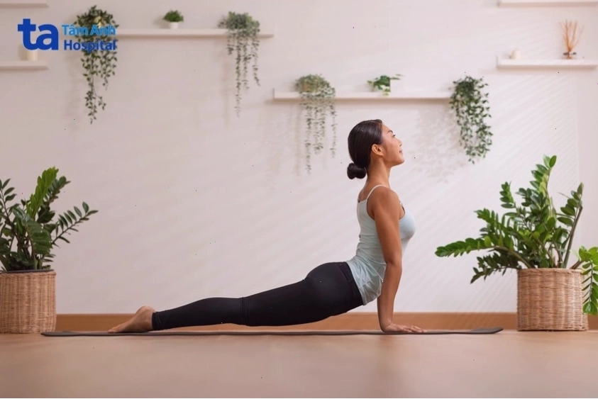 Mẹ thực hiện bài tập rắn hổ mang giảm mỡ bụng sau sinh