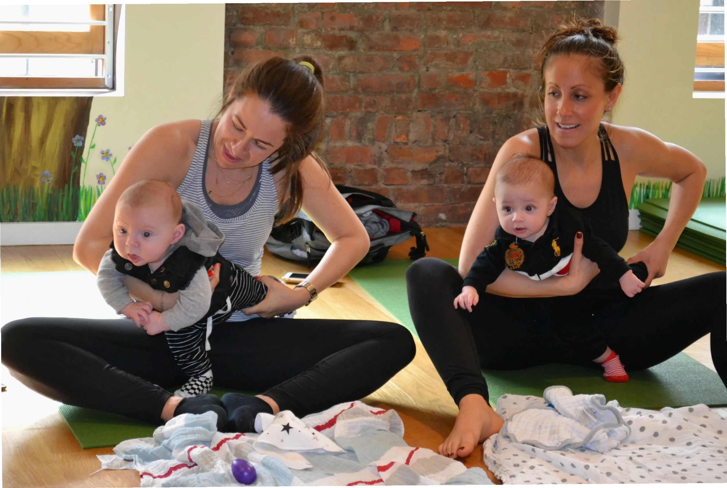 Mẹ và bé cùng tập yoga