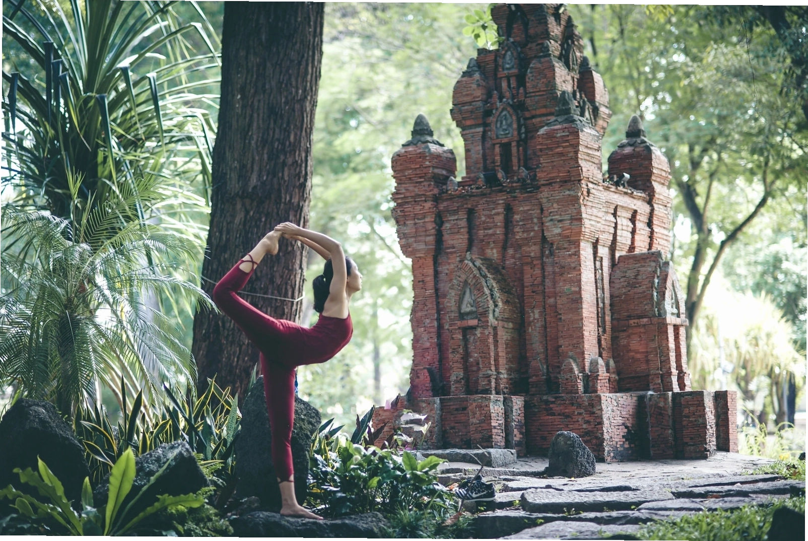 Mẹo chụp ảnh yoga nhóm với ánh sáng tự nhiên