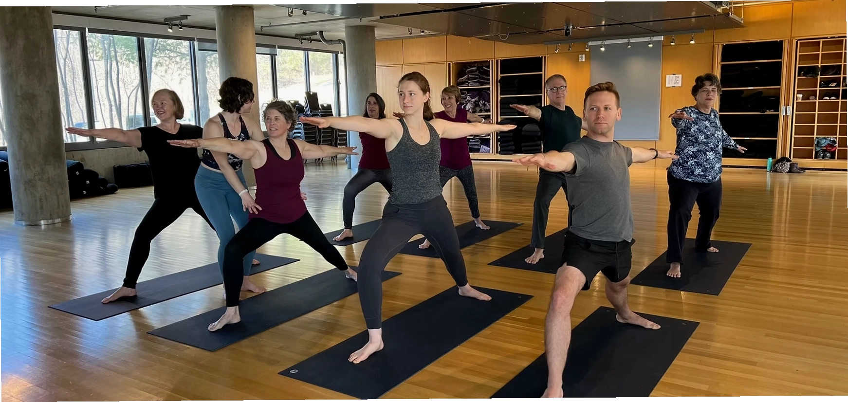 Minh họa tư thế yoga với sự chú trọng vào căn chỉnh cơ thể