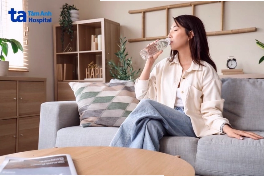 Minh họa uống nước trước bữa ăn để hỗ trợ giảm cân