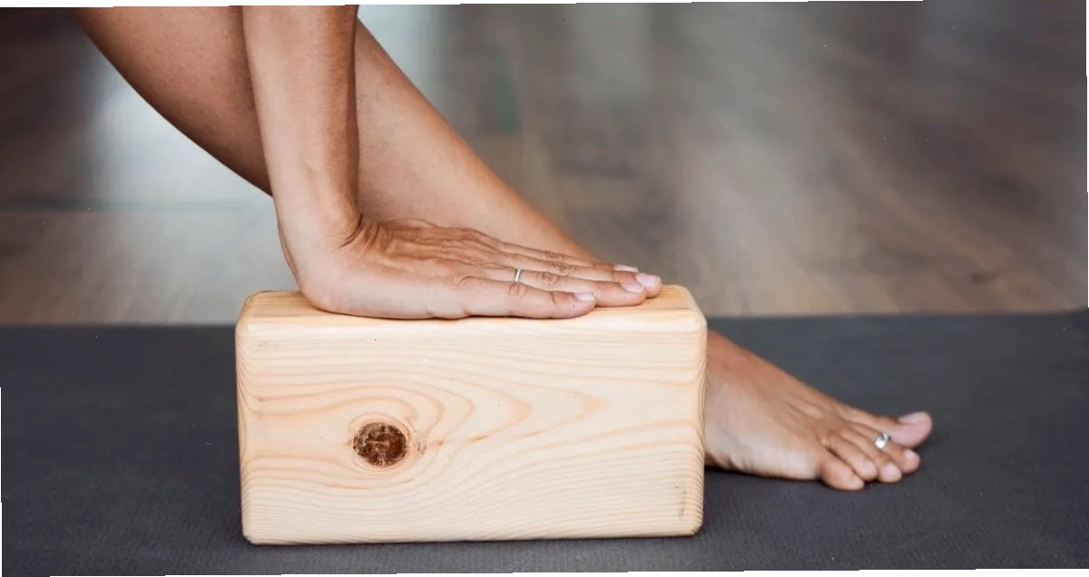 Minh họa về sự căn chỉnh xương khớp trong tư thế Downward Facing Dog