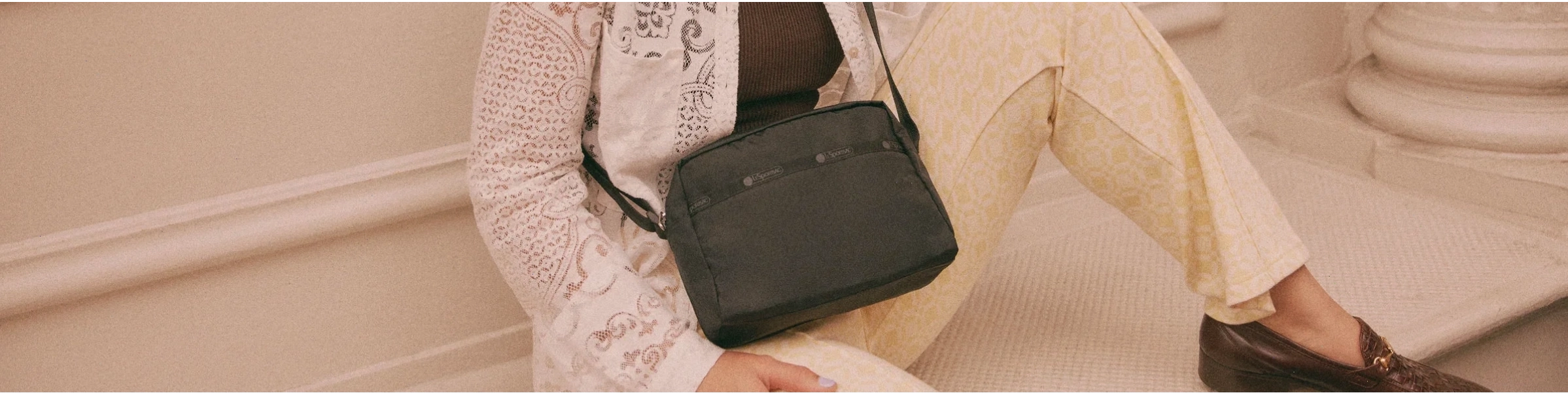 Mini crossbody bag màu hồng pastel ngọt ngào, nữ tính