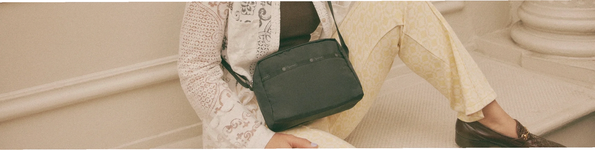 Mini crossbody bag với họa tiết hoa văn nổi bật