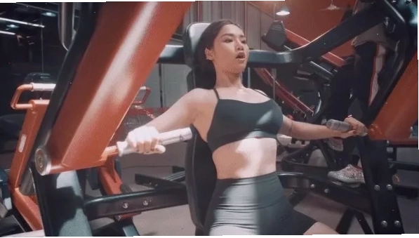 Miu Lê thực hiện bài tập squat với tạ