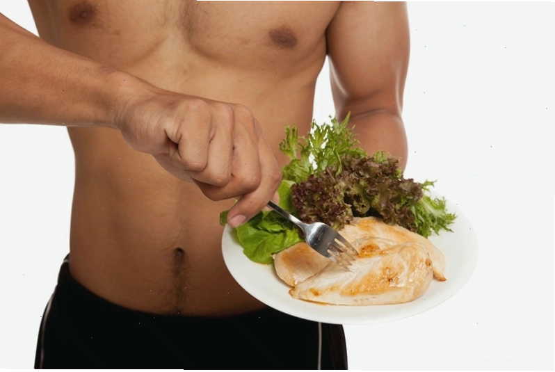 Một đĩa cơm đầy đủ dinh dưỡng với ức gà, rau xanh và cơm gạo lứt
