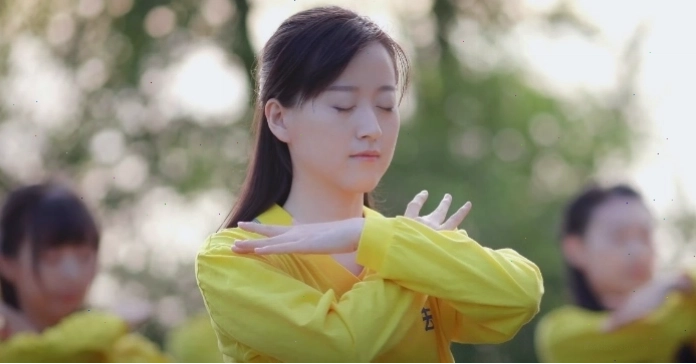 Một động tác trong Pháp Luân Công bài 1