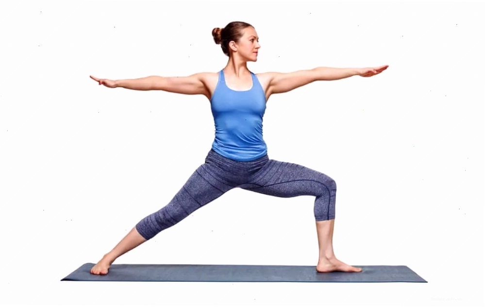 Một giáo viên yoga hướng dẫn học viên về sự thẳng hàng chức năng trong tư thế Tadasana (Đứng núi)