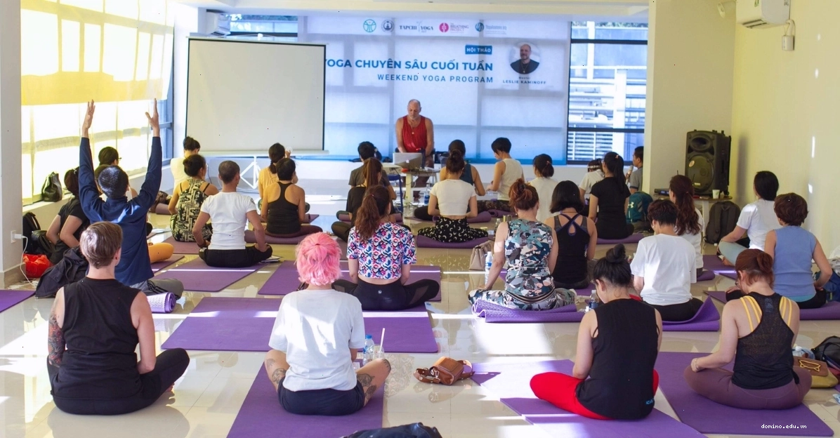 Một lớp học yoga tại Shivom được đứng lớp bởi giáo viên người Ấn Độ
