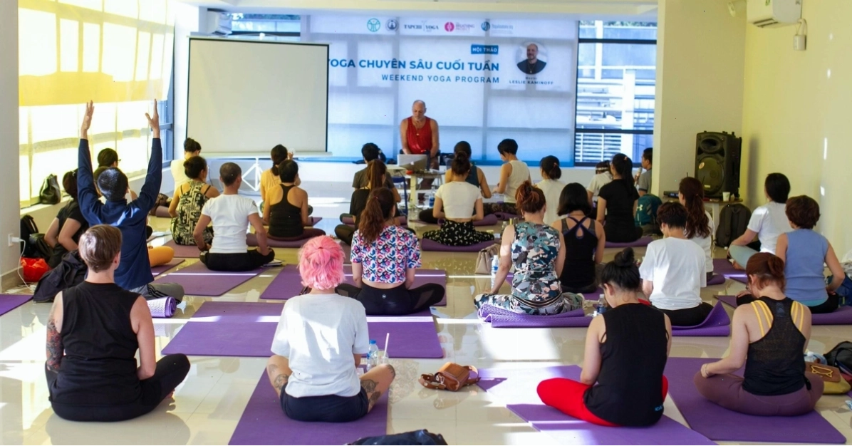 Một lớp học yoga tại Shivom được đứng lớp bởi giáo viên người Ấn Độ
