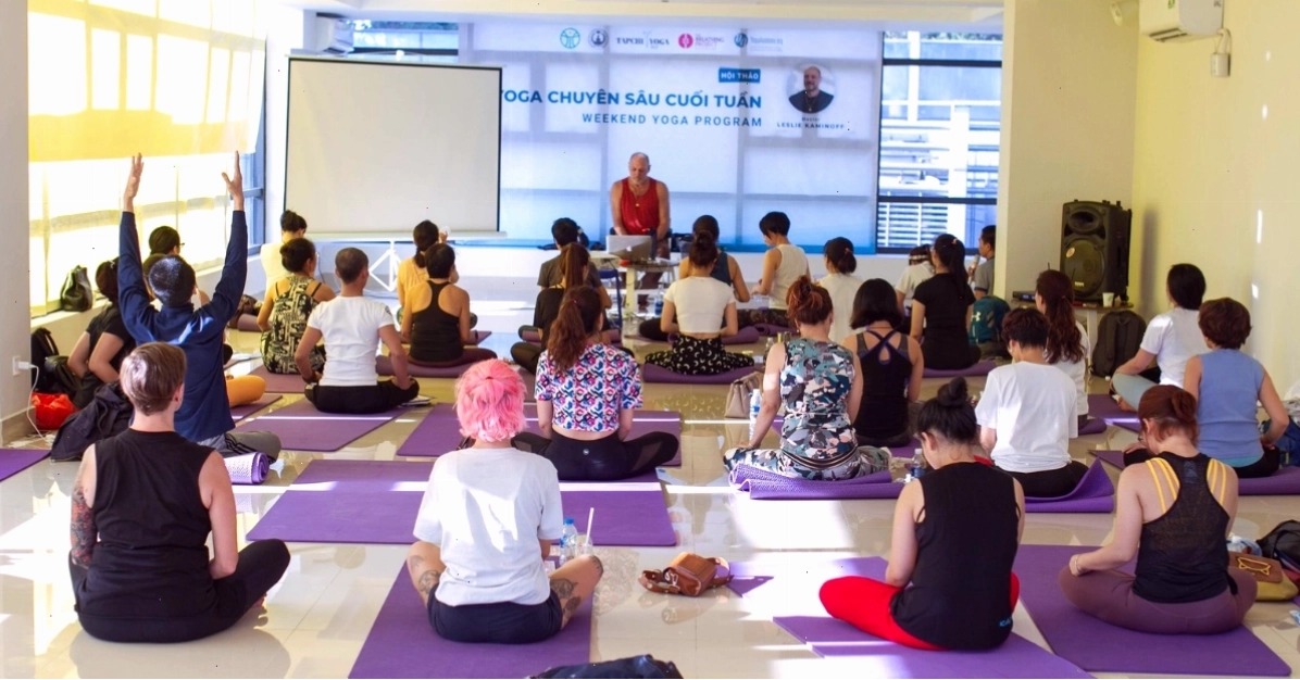Một lớp học yoga tại Shivom được đứng lớp bởi giáo viên người Ấn Độ