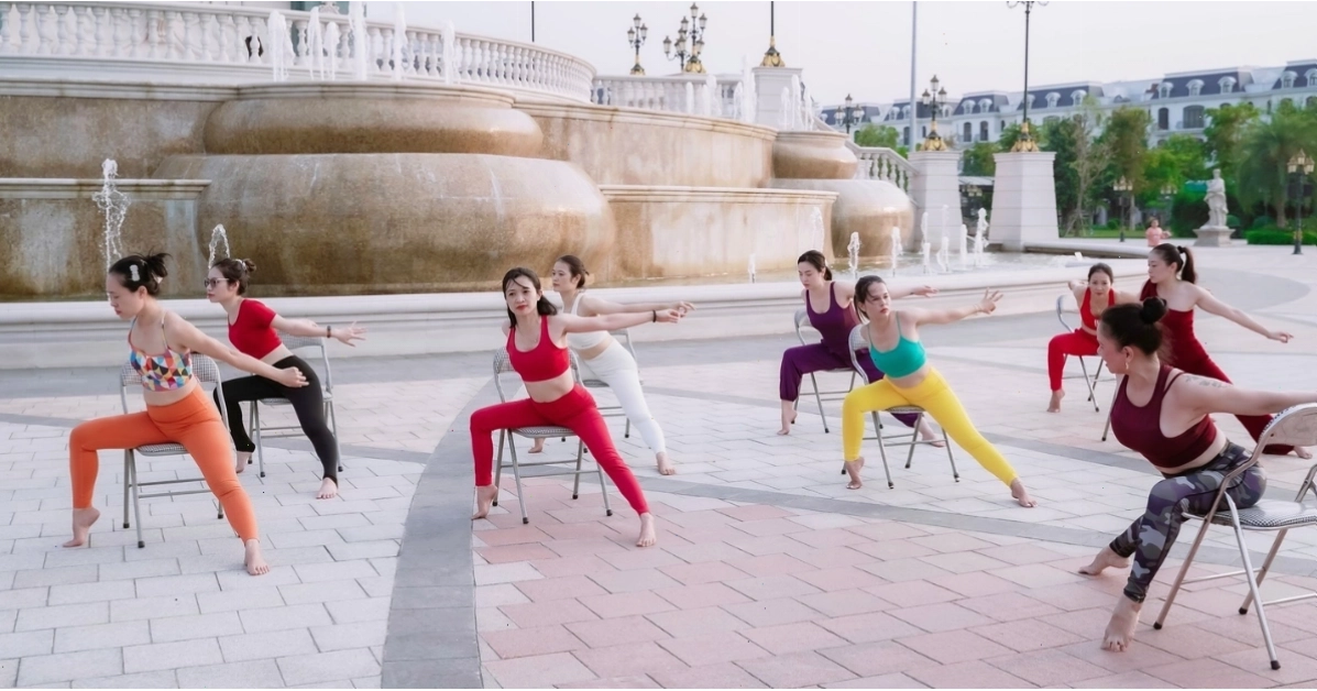 Một lớp học yoga tại Shivom được đứng lớp bởi giáo viên người Ấn Độ