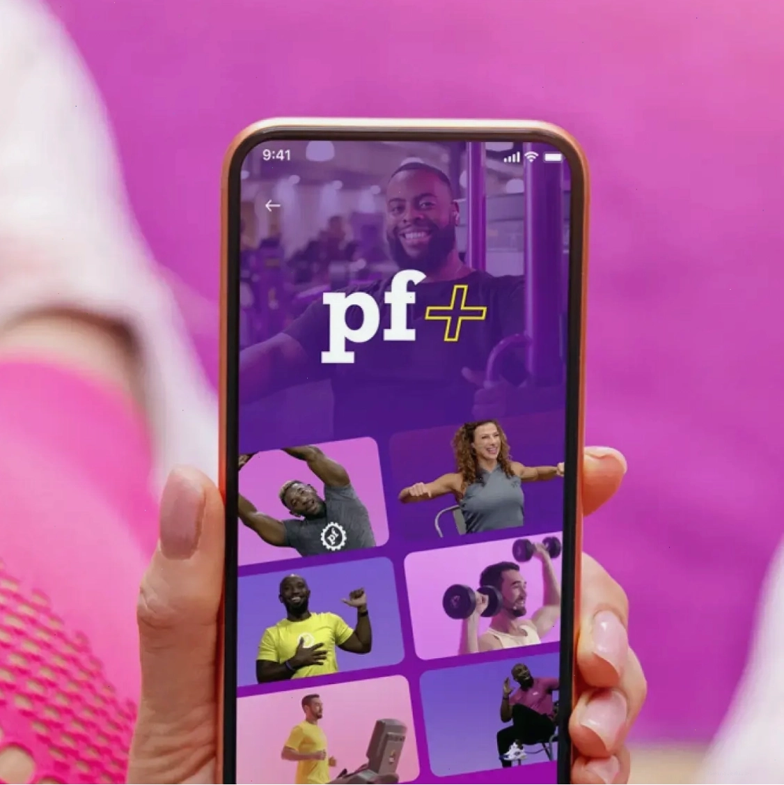 Một người đàn ông đang tập luyện với dây thừng tại phòng gym, quảng bá gói tập gym memberships ưu đãi
