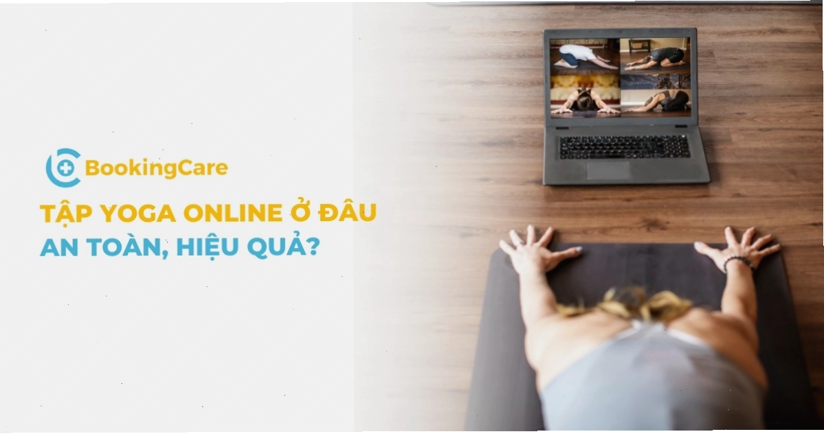 Một người đang tập yoga tại nhà
