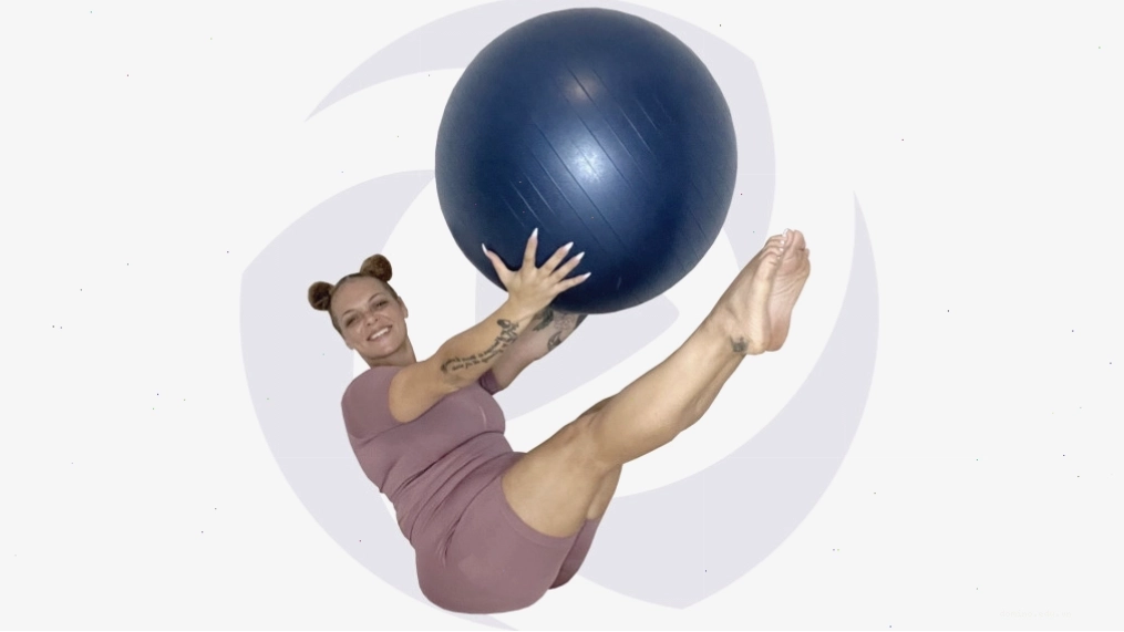 Một người thực hiện tư thế yoga cân bằng trên bóng