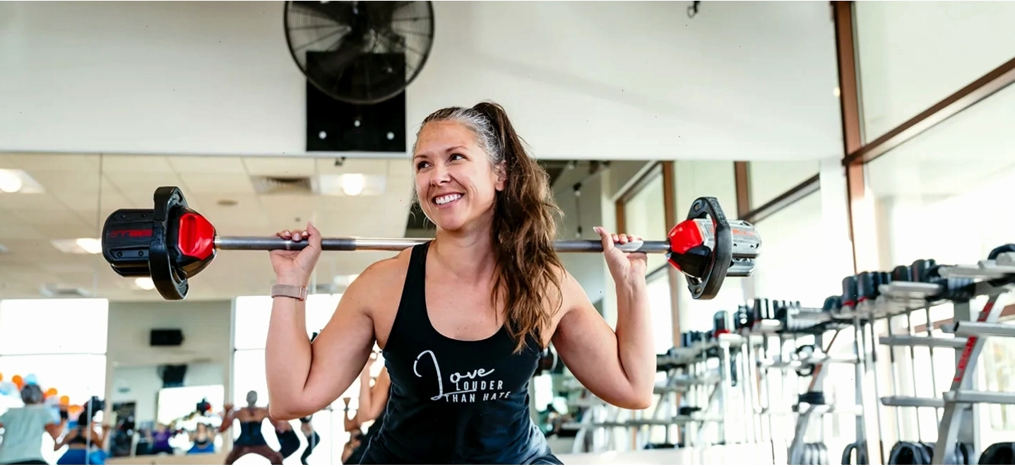 Một nhóm hội viên đang cười đùa vui vẻ sau buổi tập tại Values Sports Gym