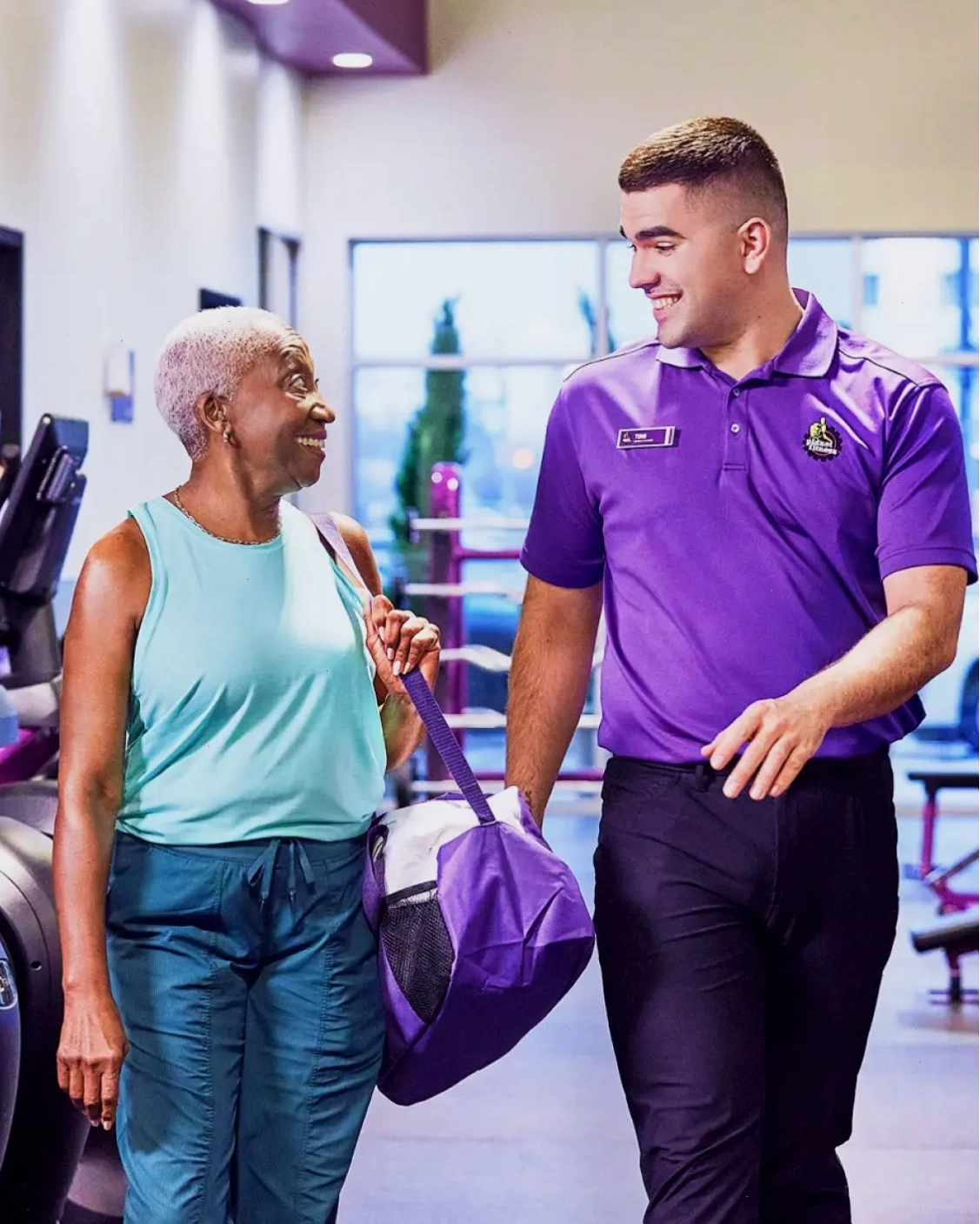 Một nhóm người đang tập luyện tại phòng gym của YMCA