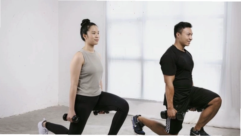 Một phụ nữ đang thực hiện bài tập squat trong phòng gym