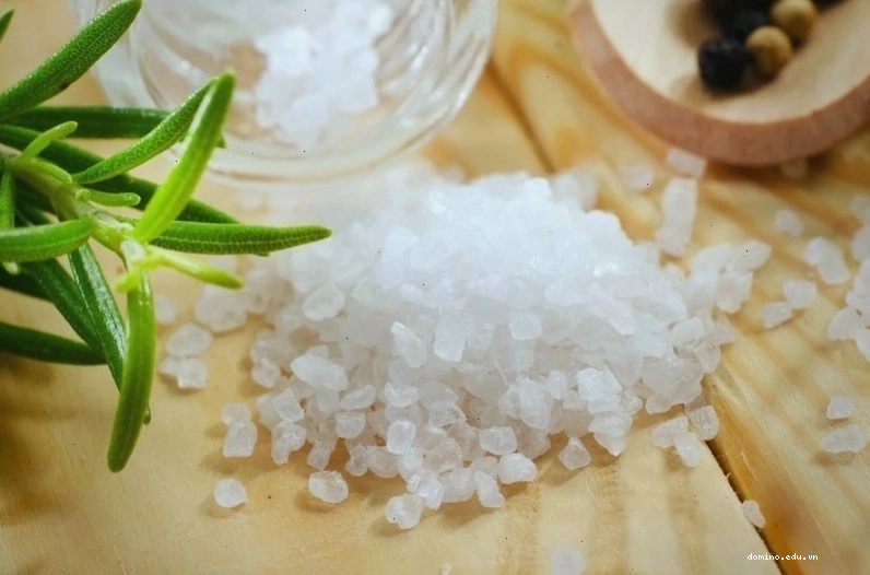 Muối biển là một nguyên liệu tự nhiên có thể dùng trong tẩy da chết toàn thân