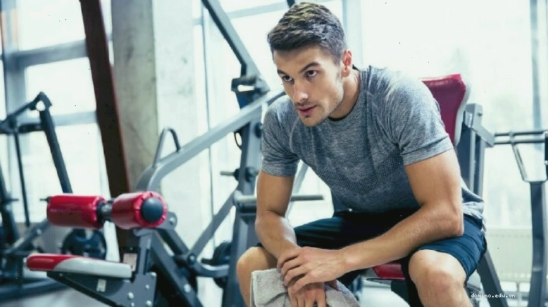 Nam giới chụp ảnh trước gương khoe cơ bụng 6 múi