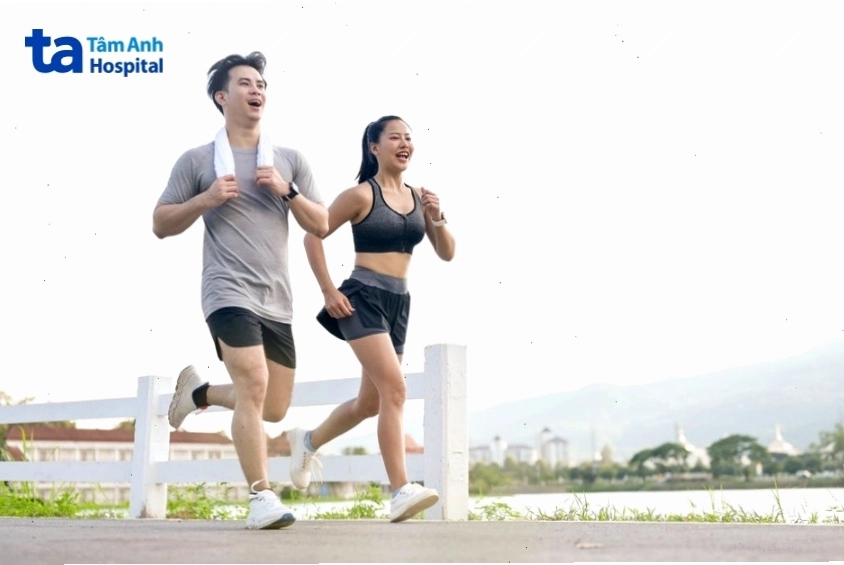 Nam giới đang chạy bộ trên đường phố