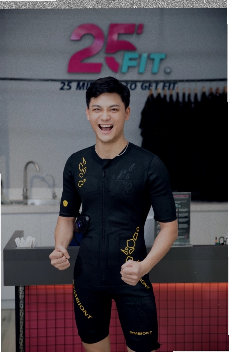 Nam giới đang thực hiện bài tập EMS training với bộ đồ chuyên dụng