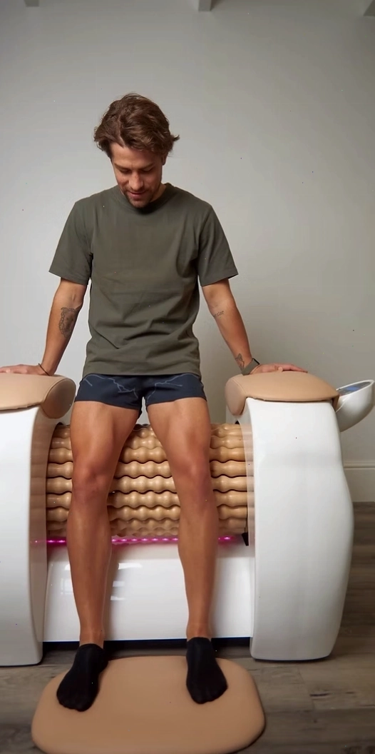 Nam giới đang thực hiện bài tập thư giãn cơ bắp với máy BODYROLL
