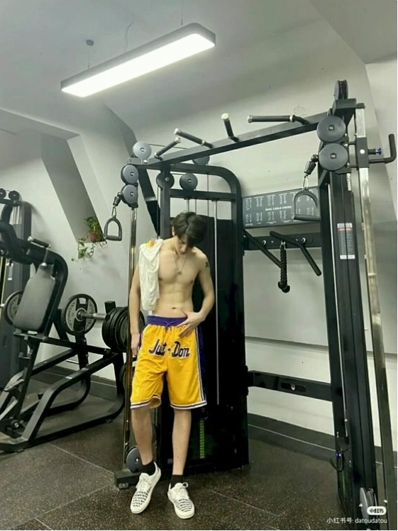 Nam giới tạo dáng ngồi khoe cơ bắp tay trong phòng gym