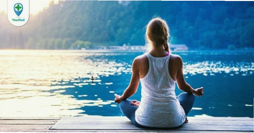 Nam giới tập luyện các bài tập kéo giãn cơ hỗ trợ tăng chiều cao