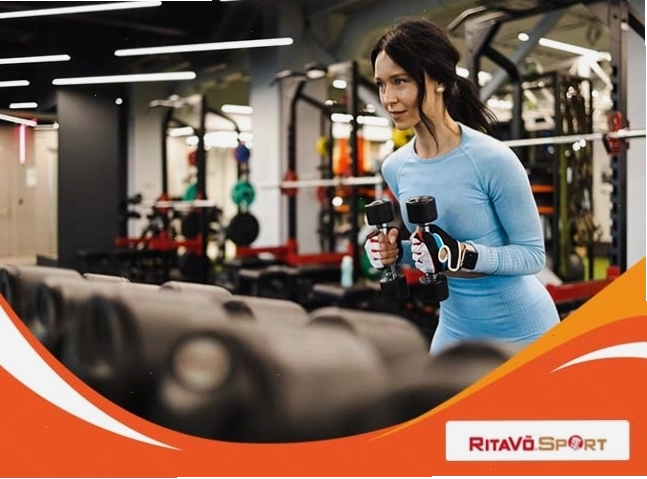Nam giới tập luyện với tạ tại phòng gym