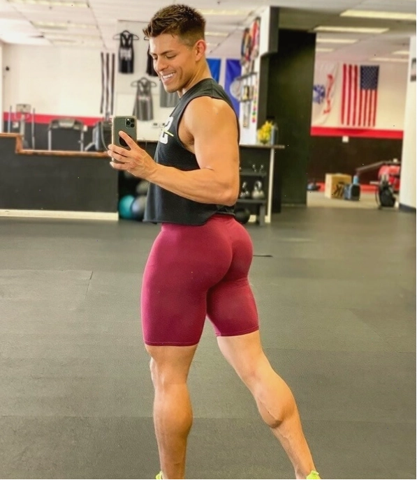 Nam giới thực hiện bài tập Barbell Hip Thrust
